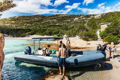 Excursión en bote en el mar cristalino del archipiélago de La Maddalena y la isla de Caprera