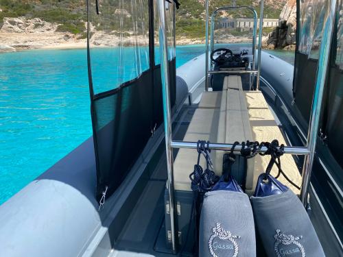 Gommone nel mare dell'Arcipelago di La Maddalena e isola Caprera