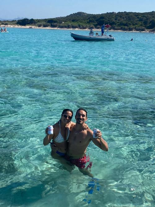 Paar während einer Bootstour im blauen Meer im Nordosten Sardiniens