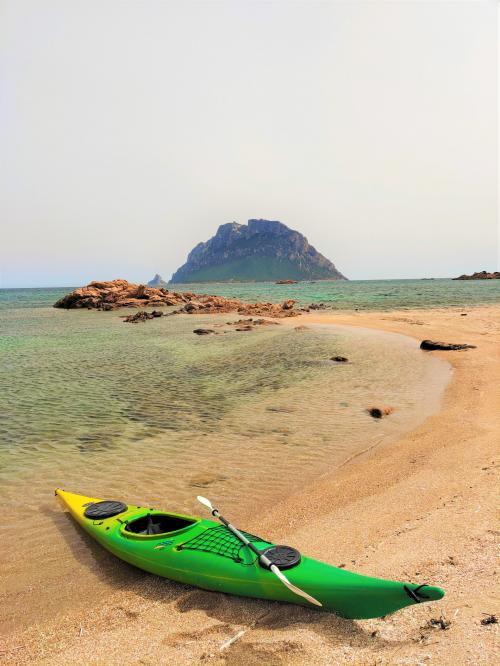 Kayak e spiaggia di fronte all'isola di Tavolara