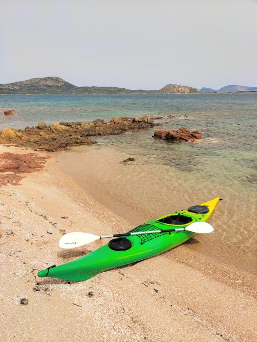 Kayak e pagaia in una cala con acqua cristallina di fronte a Tavolara