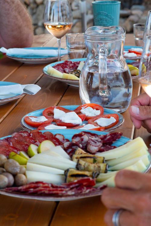 Aperitif mit lokalen sardischen und saisonalen Produkten