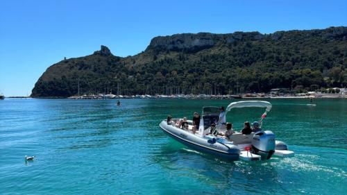 Barco inflable con toldo en las aguas azules de Cagliari