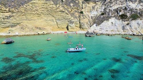 Barco inflable con toldo en las aguas azules de Cagliari
