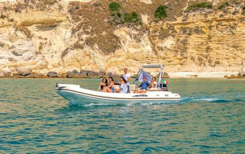 <p>Schlauchboot mit Touristen an Bord im Meer von Cagliari</p><p><br></p>
