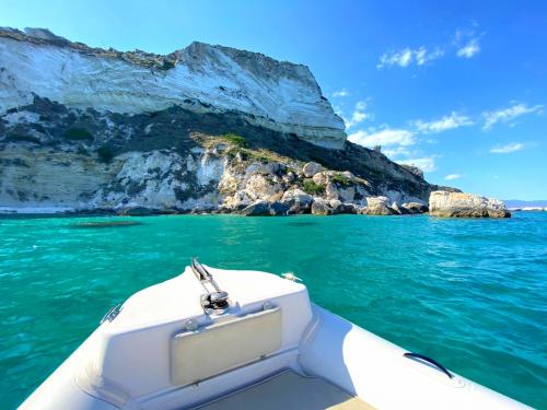 Gommone tra le insenature del Golfo di Cagliari e mare cristallino