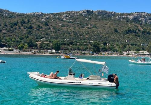 <p>Schlauchboot mit Markise im blauen Wasser von Cagliari</p><p><br></p>