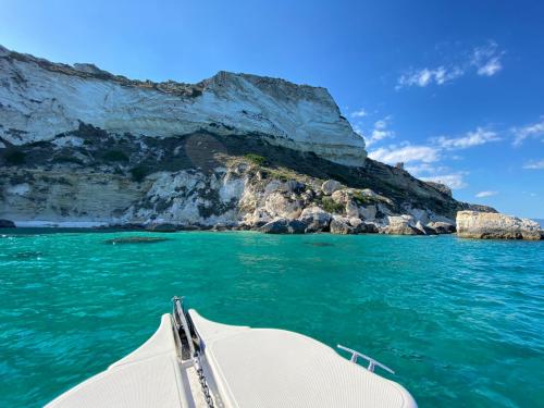 Gommone naviga nella costa di Cagliari