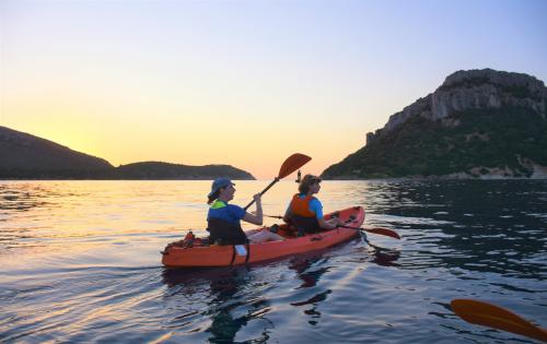<p>Touristen Kajakfahren im Morgengrauen in Golfo Aranci</p><p><br></p>