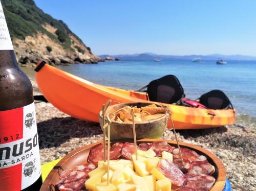 <p>Aperitif served during morning excursion by kayak Golfo Aranci area</p><p><br></p>