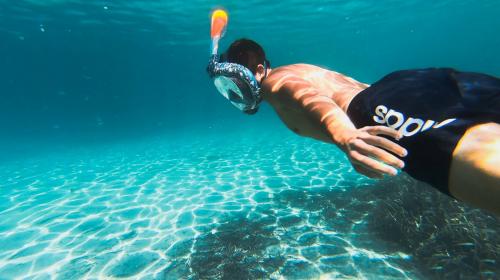 <p>Tourist schwimmt im Meer von Golfo Aranci bei Kajaktouren</p><p><br></p>