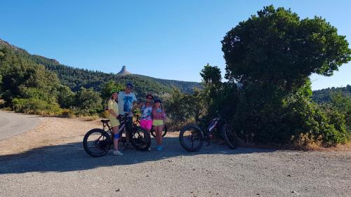 Una famiglia durante l'escursione in bici elettrica sul Gennargentu