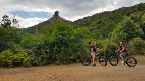 A couple during the electric bike excursion in the Gennargentu