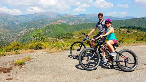 Una coppia durante l'escursione in bici elettrica nel Gennargentu con panorama