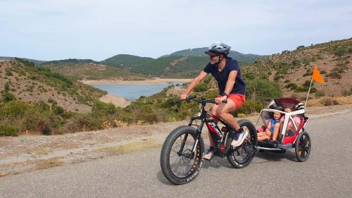 Eine Familie auf einer Radtour und Blick auf die Flumendosa