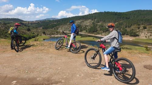 Drei Radfahrer genießen das Panorama in Gennargentu