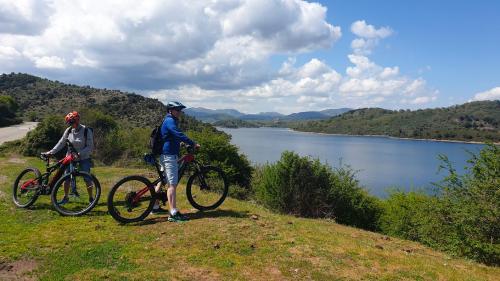 Escursionisti sostano nei pressi del lago