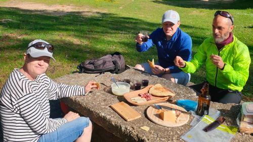 Aperitivo durante l'escursione in bici elettrica nel Gennargentu