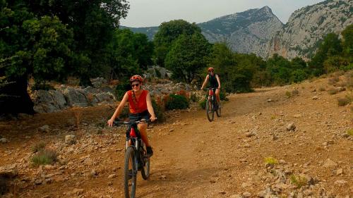 Due ragazze in bici elettrica nel Supramonte di Urzulei