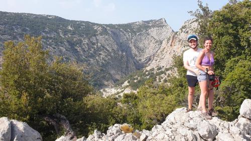 Deux jeunes randonneurs lors d'une excursion en vélo électrique dans le Supramonte de Urzulei