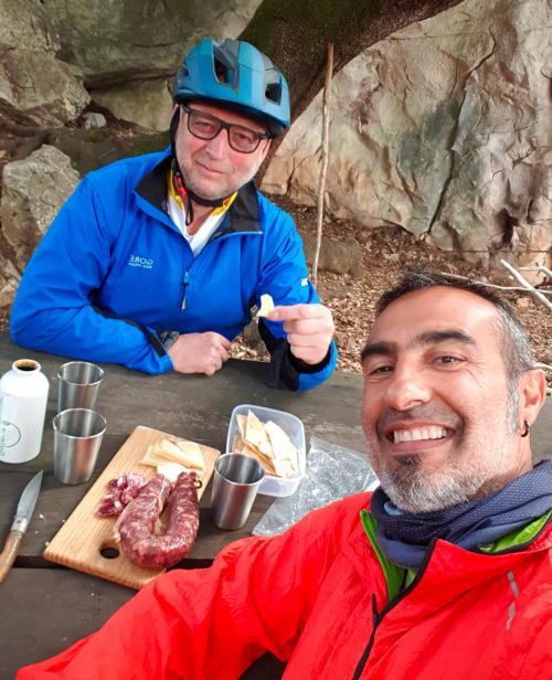 Apéritif pendant l'excursion en vélo électrique dans le Supramonte de Urzulei