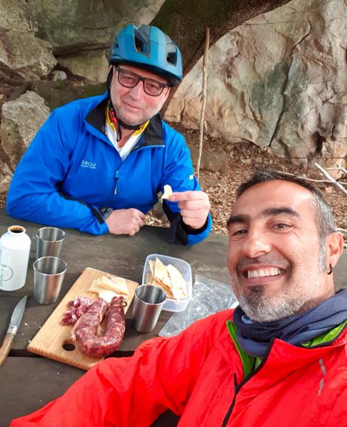 Aperitivo durante l'escursione in bici elettrica nel Supramonte di Urzulei