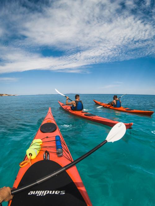 Gruppo in kayak nel mare blu del Golfo dell'Asinara