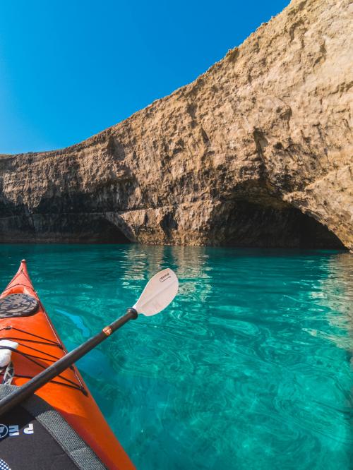 <p>Cueva de la costa de Porto Torres se puede visitar durante un recorrido en kayak con guía</p><p><br></p>