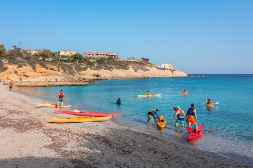 Gruppo di persone in kayak durante tour guidato nella spiaggia di Balai