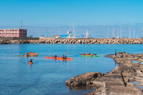 Guida con turisti in kayak alla spiaggia dello Scogliolungo