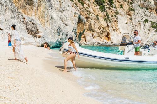 <p>Tourist am Strand während einer Bootstour mit Skipper im Golf von Orosei</p><p><br></p>