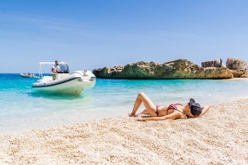 <p>Tourist am Strand während einer Bootstour mit Skipper im Golf von Orosei</p><p><br></p>