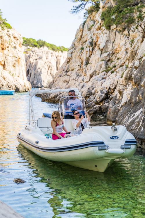 <p>Wanderer und Skipper auf einem Schlauchboot während einer Tagestour, um den Golf von Orosei zu entdecken</p><p><br></p>
