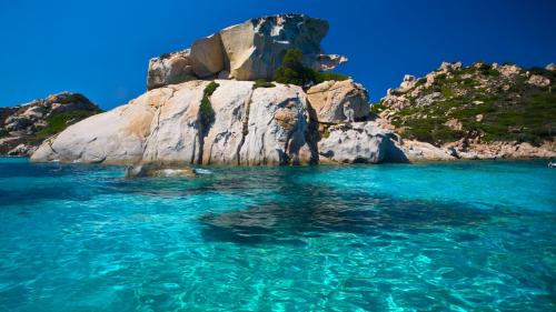 Acqua blu nell'Arcipelago di La Maddalena