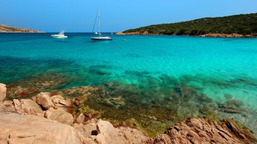 <p>Katamaran-Tour zwischen den kleineren Inseln des La Maddalena-Archipels, wo Sie im blauen Meer schnorcheln können</p><p><br></p>