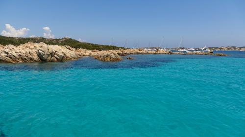 Isola dell'Arcipelago di La Maddalena e mare turchese