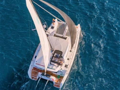 <p>Luxus-Katamaran Segeln im Meer des Archipels von La Maddalena</p><p><br></p>