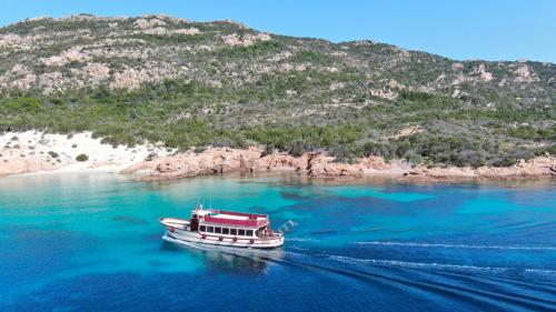 Motonave Apollo II naviga nelle acque azzurre dell'Arcipelago di La Maddalena