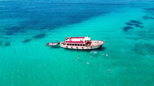 Barco Apollo II en el mar azul