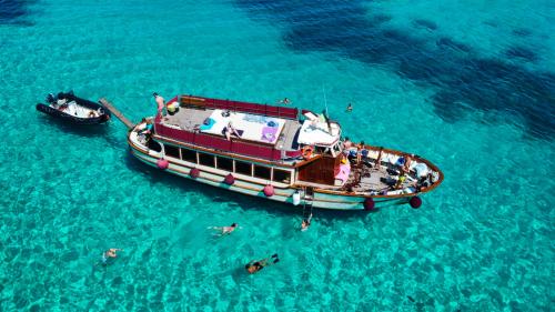 Barco Apollo II con pasajeros