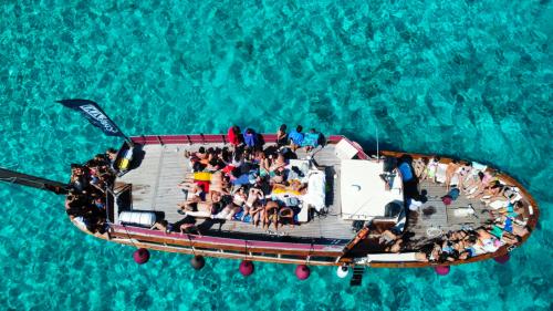 Motonave con passeggeri a bordo 