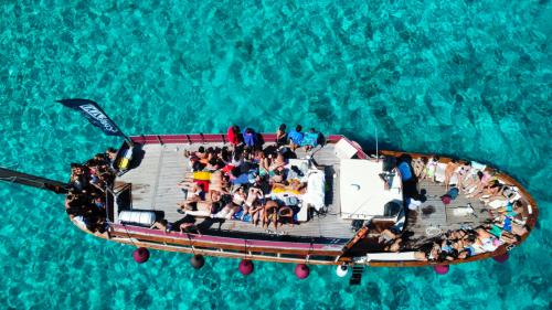 Barco de motor con pasajeros a bordo