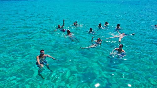 Passagiere schwimmen im blauen Wasser des Archipels von La Maddalena