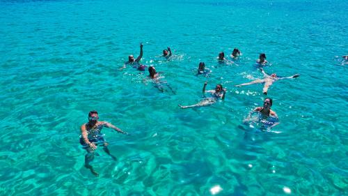 Los pasajeros se bañan en las aguas azules del archipiélago de La Maddalena