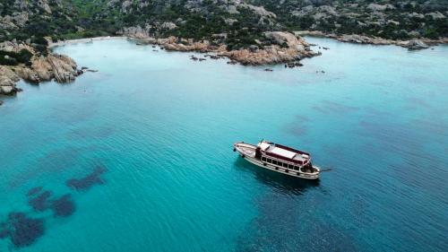 Première étape de l'excursion en bateau à moteur Apollo II à Cala Serena