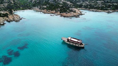 First stop of the Apollo II motorboat excursion to Cala Serena