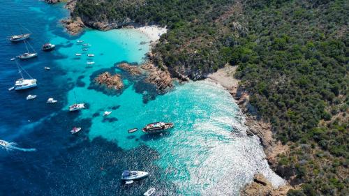 Un bateau à moteur s'arrête au large de Spargi
