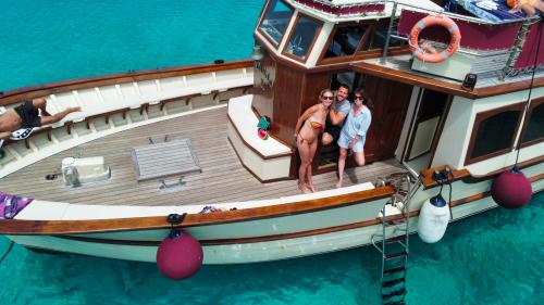 Personnes à bord du bateau à moteur lors d'une excursion exclusive