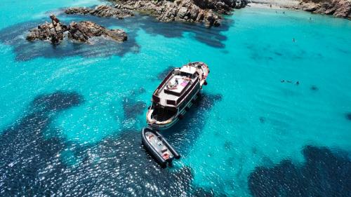 Un bateau à moteur s'arrête au large de Spargi