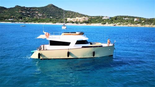 Full day on board a yacht in the sea of the Villasimius Marina Protetta